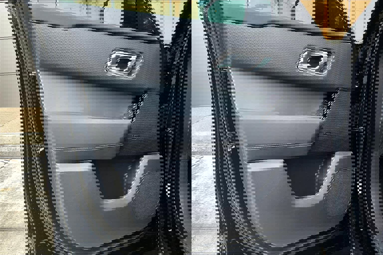 Used 2023 Land Rover Range Rover Velar R-Dynamic S image 27