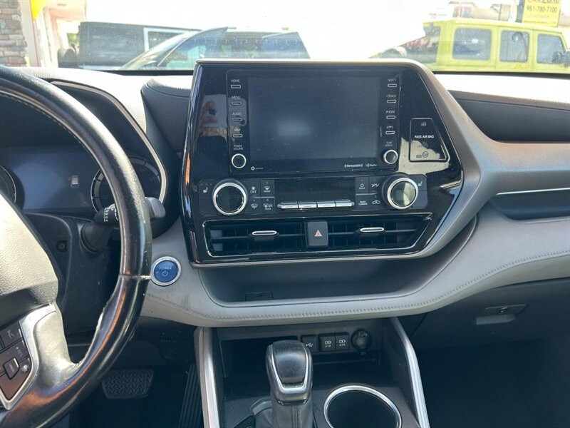 Used 2020 Toyota Highlander XLE AWD/4WD image 36