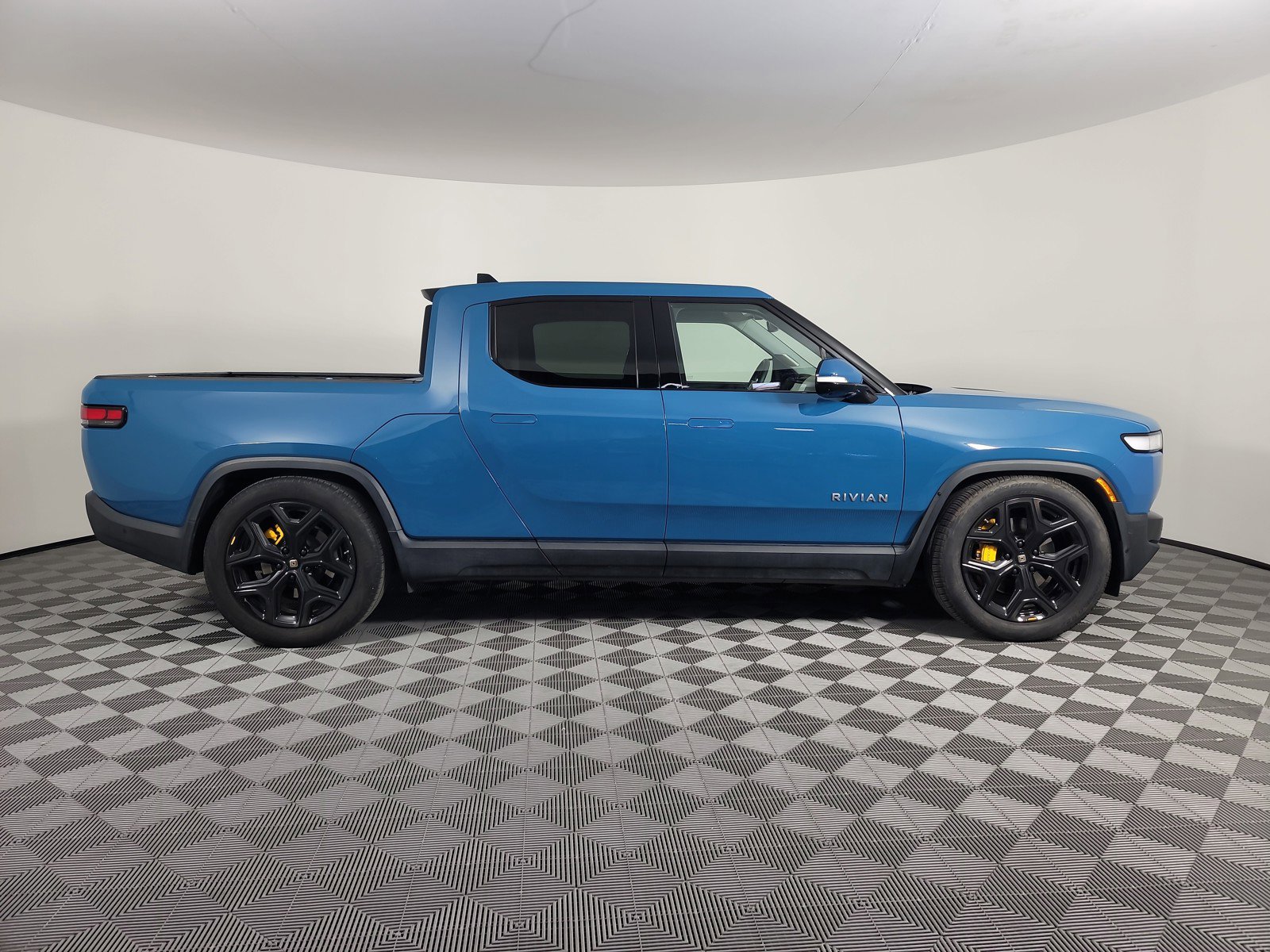 Used 2023 Rivian R1T Adventure image 6