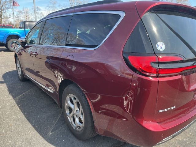 Used 2023 Chrysler Pacifica Limited image 3