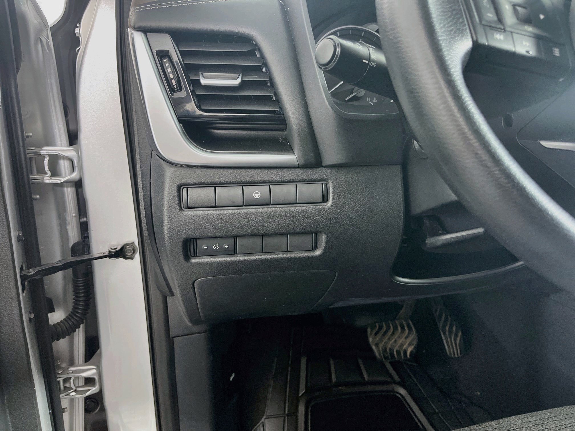 Used 2022 Nissan Rogue SV AWD/4WD image 17