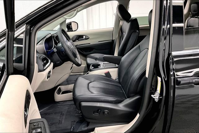 Used 2024 Chrysler Pacifica Touring-L image 22