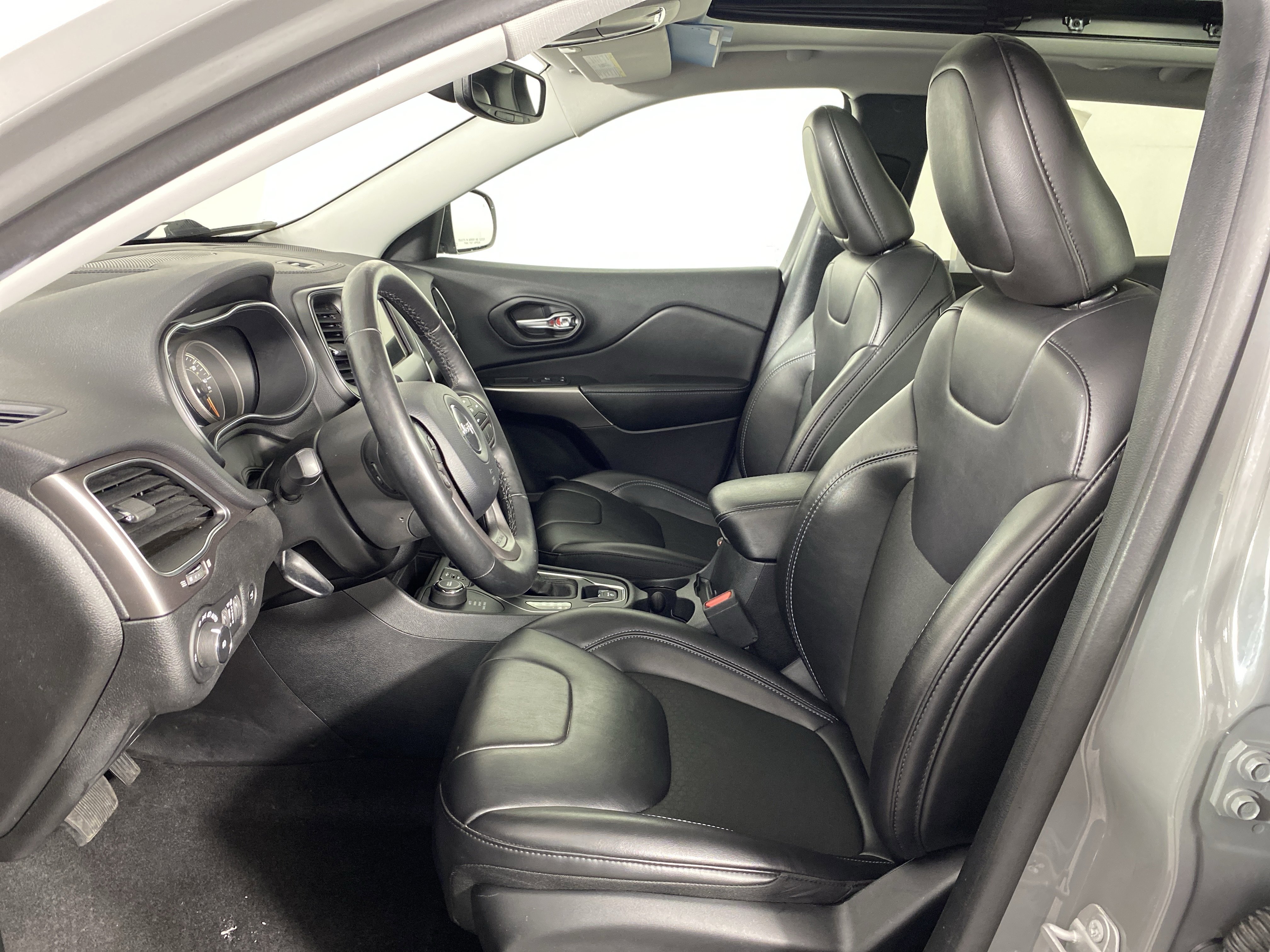 Used 2020 Jeep Cherokee Latitude Plus w/ Comfort/Convenience Group image 17