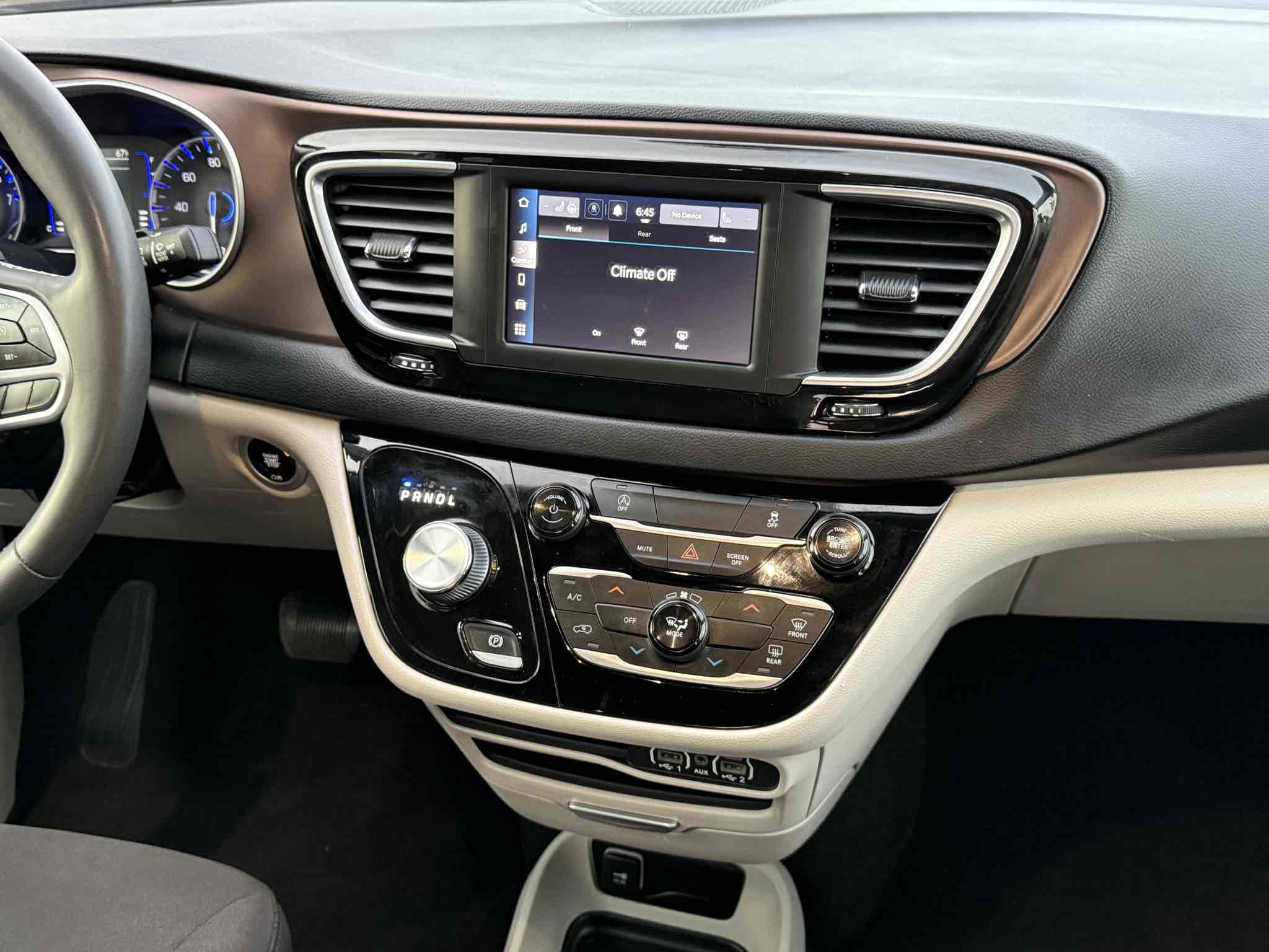 Used 2023 Chrysler Voyager LX image 29