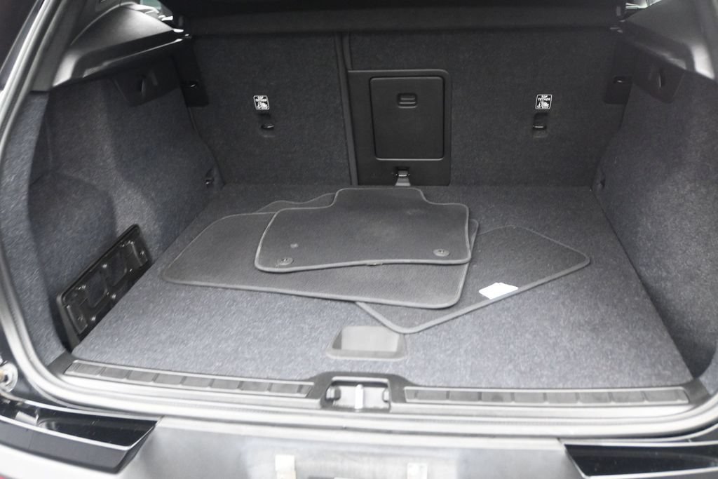 Used 2023 Volvo XC40 B4 Core FWD image 14