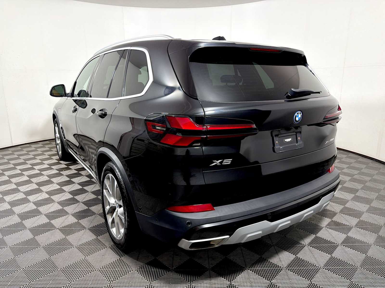 Used 2024 BMW X5 xDrive50e w/ Premium Package AWD/4WD image 5