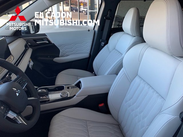 New 2025 Mitsubishi Outlander SEL image 13