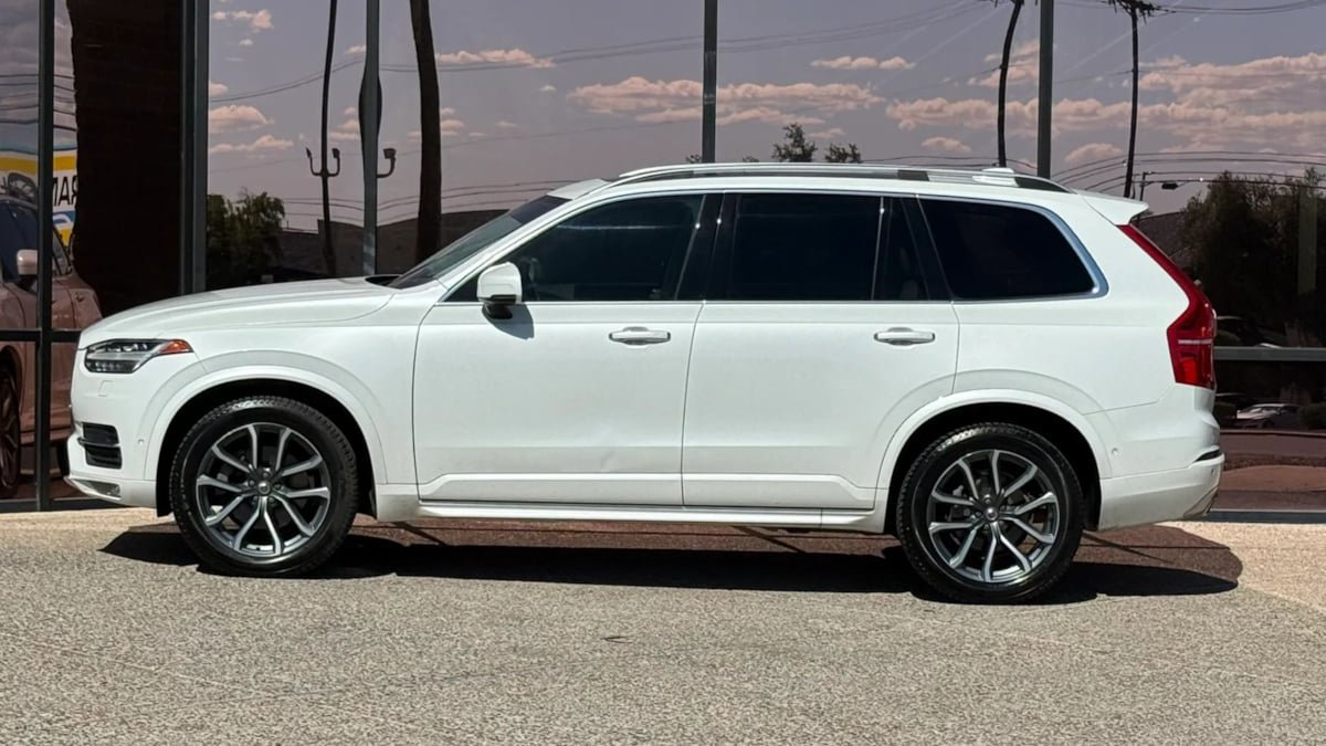 Used 2018 Volvo XC90 T6 Momentum w/ Convenience Package AWD/4WD image 4