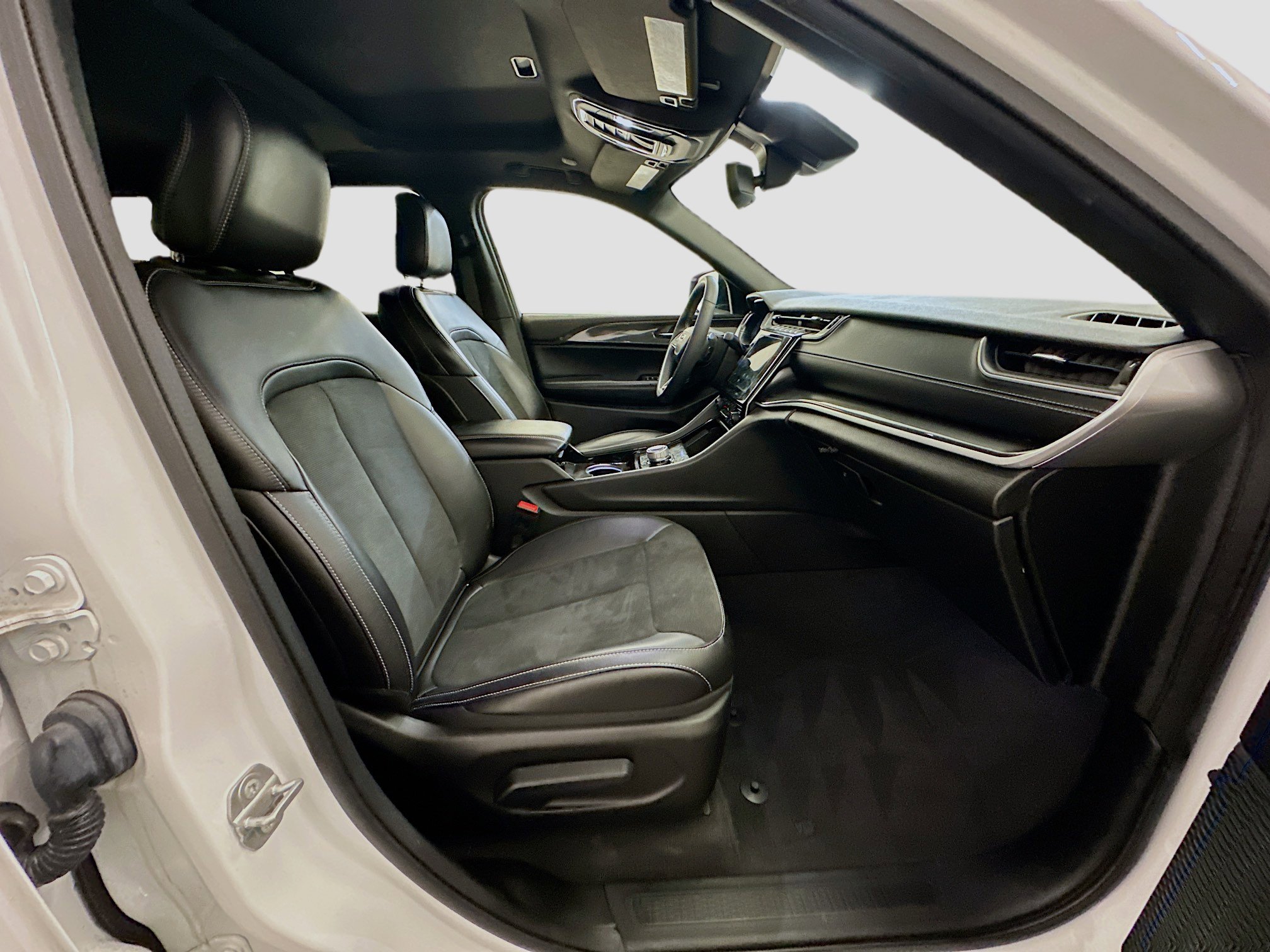 Used 2023 Jeep Grand Cherokee Altitude image 33