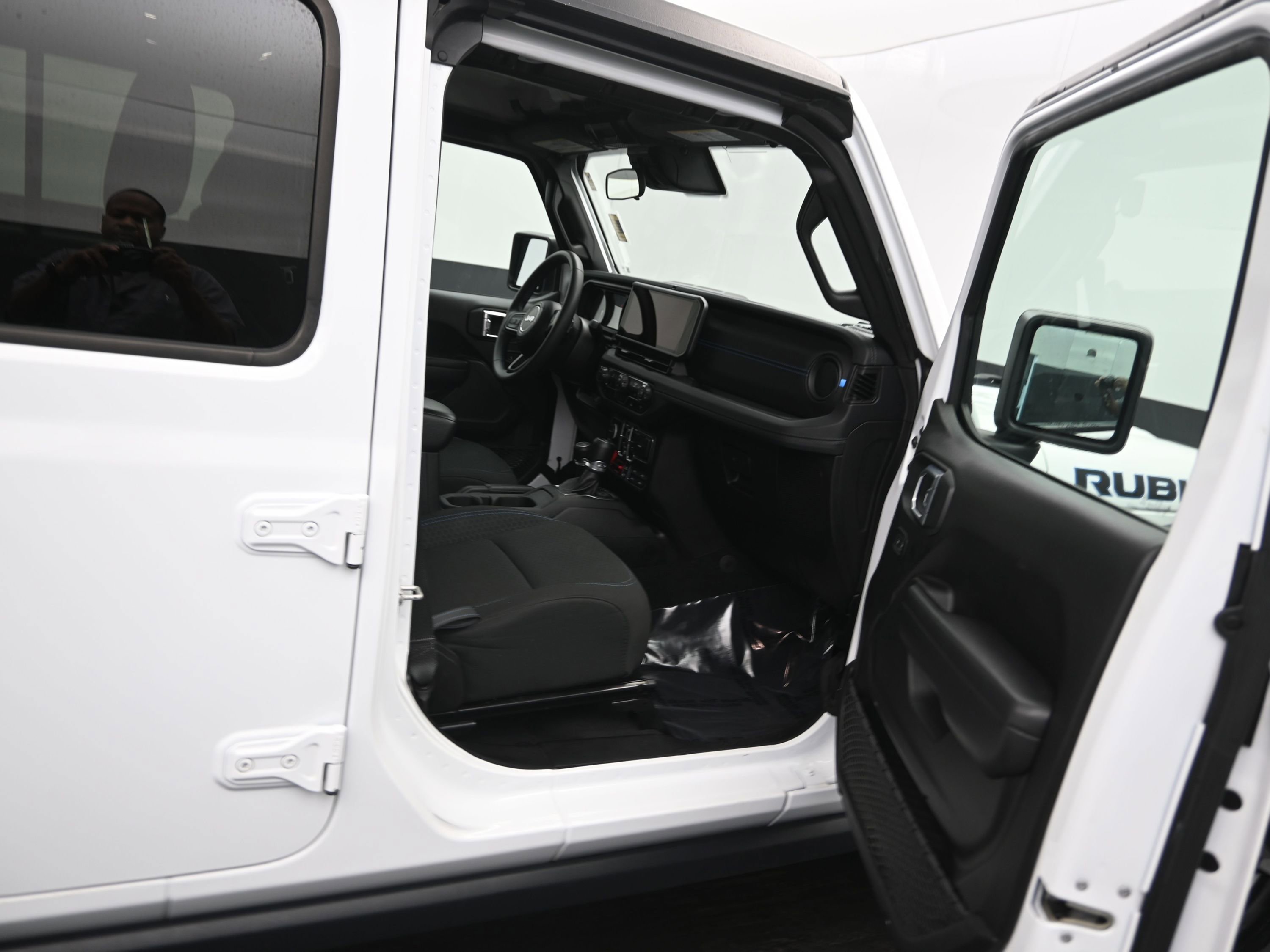 Used 2024 Jeep Wrangler Unlimited Rubicon 4xe image 13
