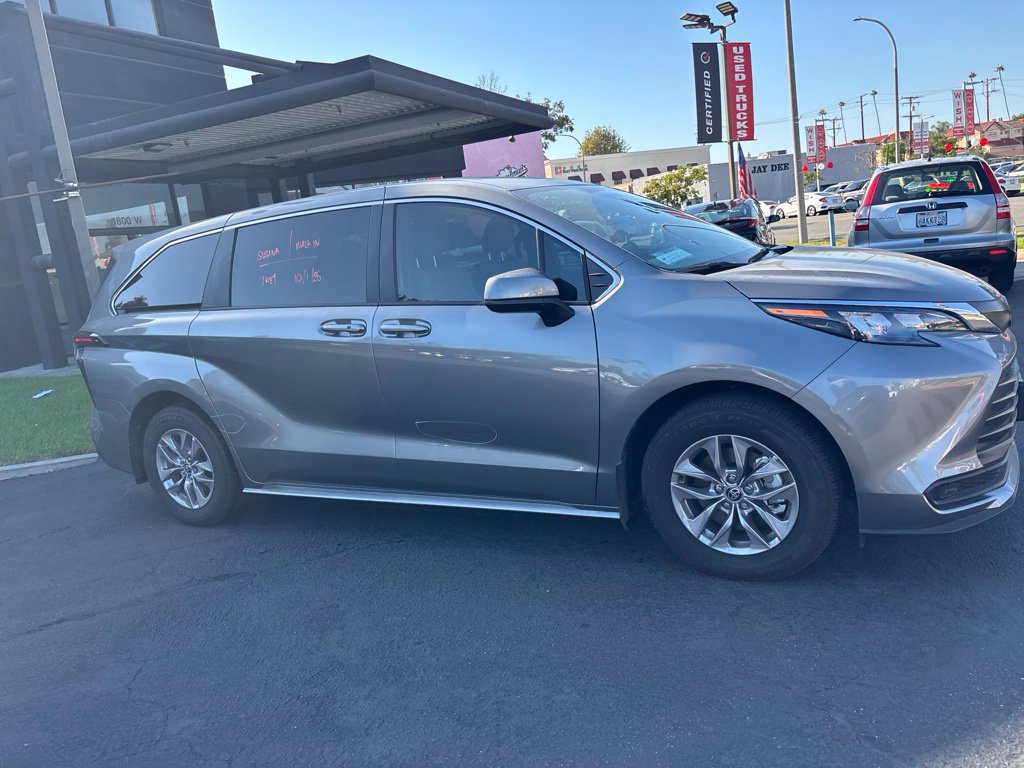 Used 2026 Toyota Sienna LE FWD image 3