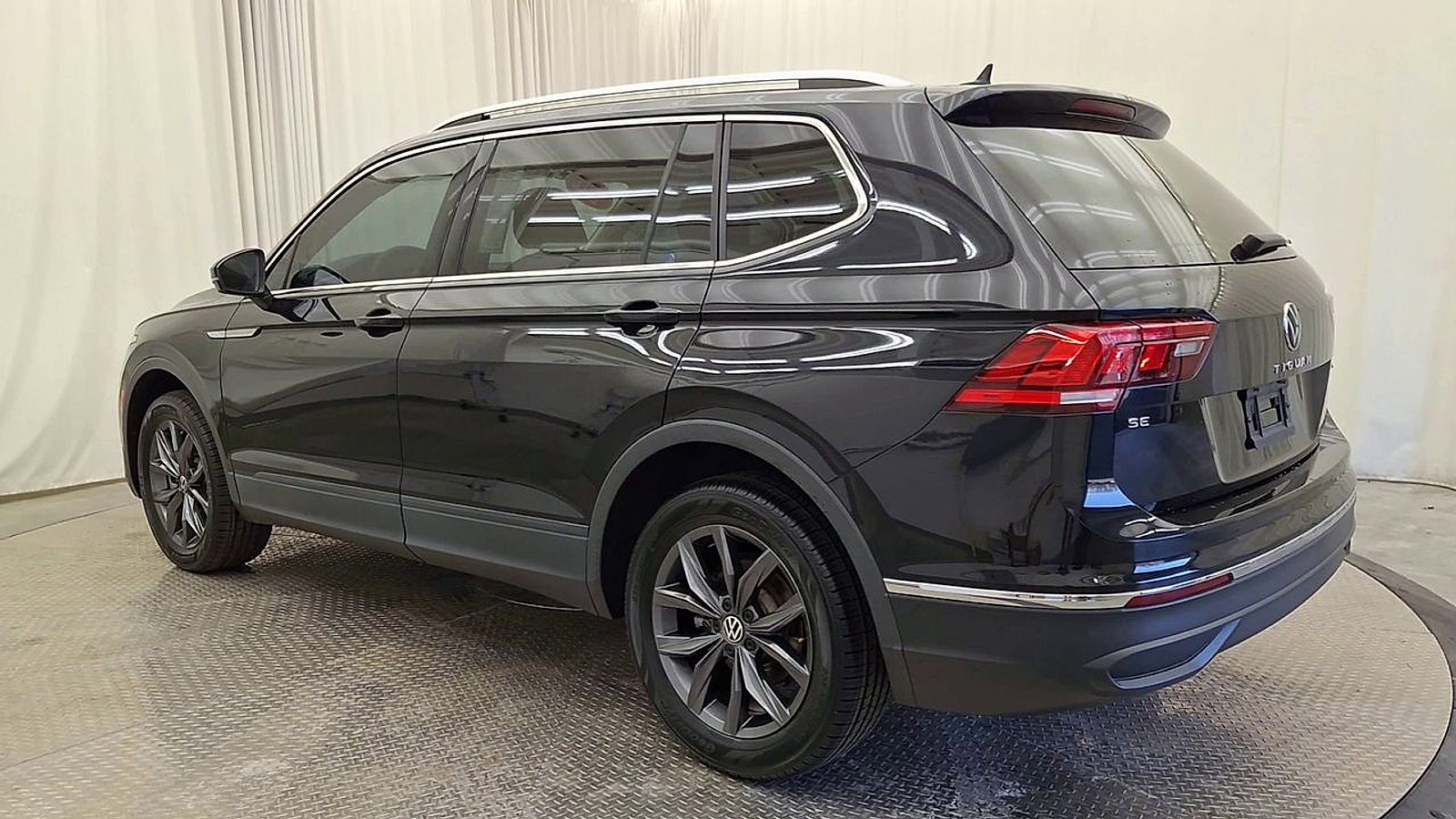 Used 2022 Volkswagen Tiguan SE image 9