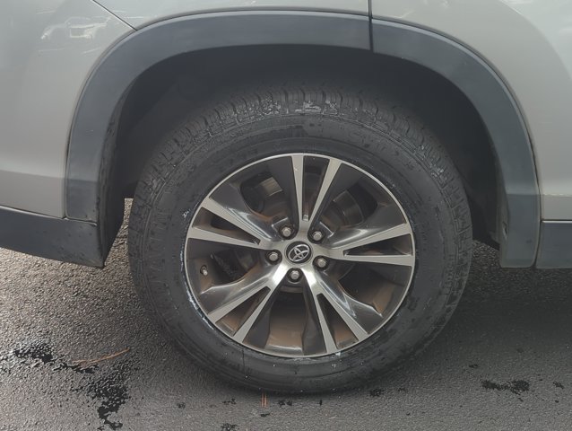 Used 2019 Toyota Highlander LE FWD image 28