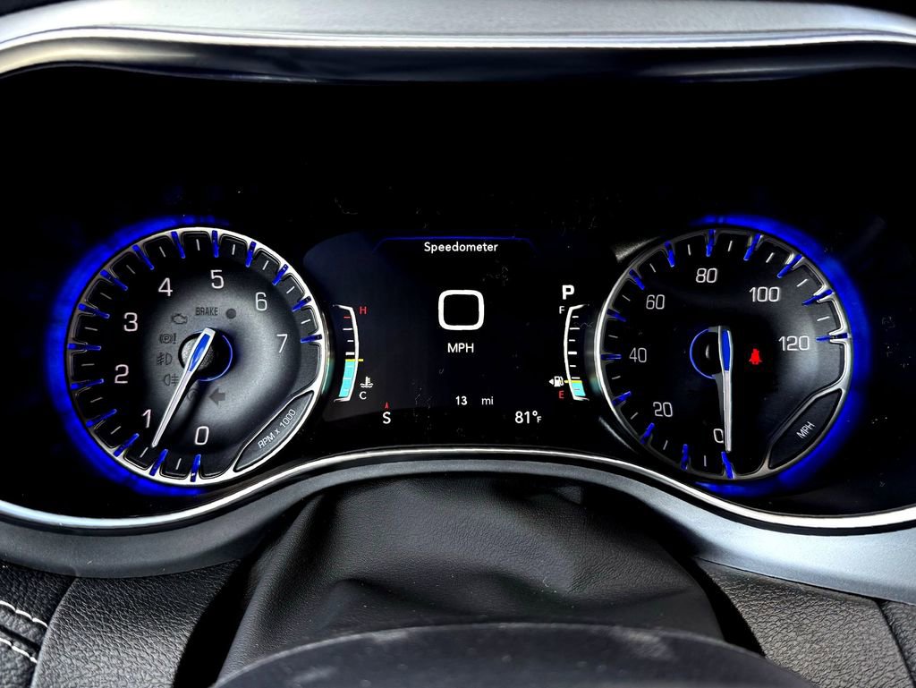 New 2026 Chrysler Pacifica Limited w/ Uconnect Theater Family Group image 18