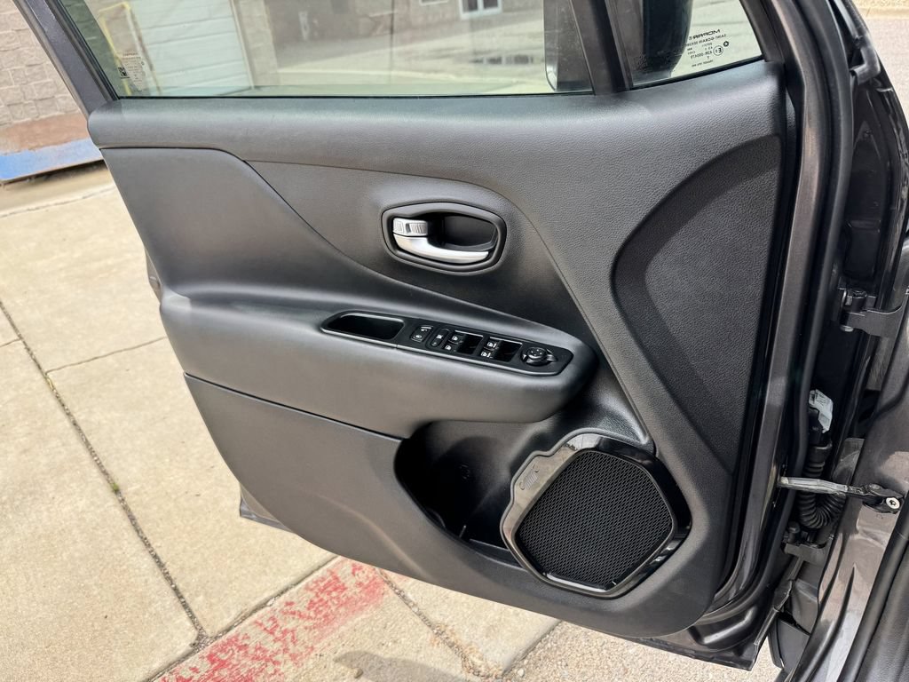 Used 2018 Jeep Renegade Altitude w/ UConnect 8.4 Nav Group AWD/4WD image 12