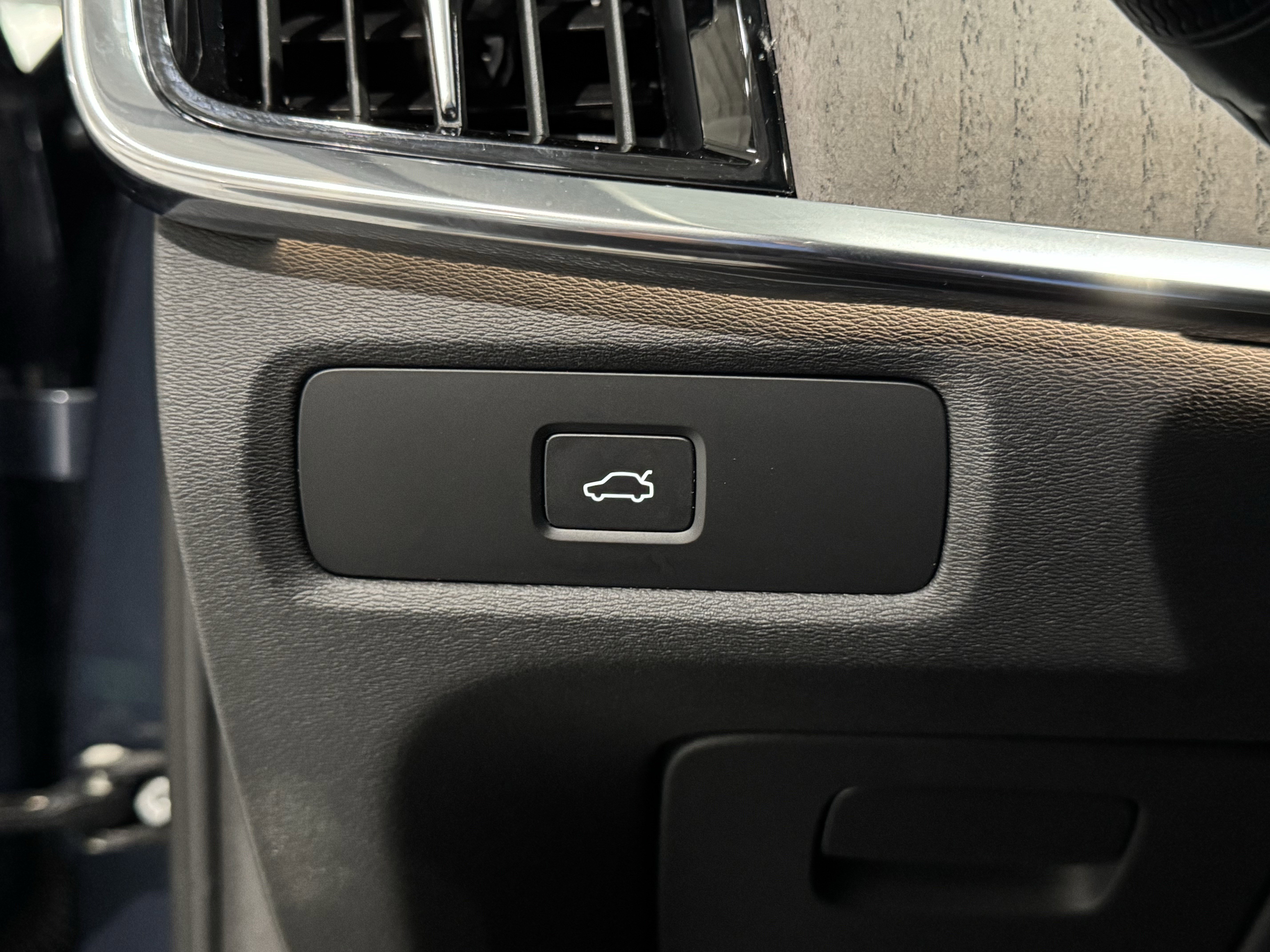 Used 2023 Volvo S90 B6 Ultimate w/ Protection Package Premier image 29