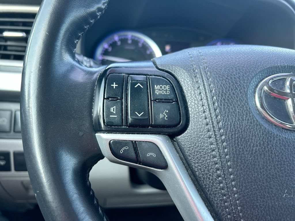 Used 2019 Toyota Highlander XLE FWD image 16
