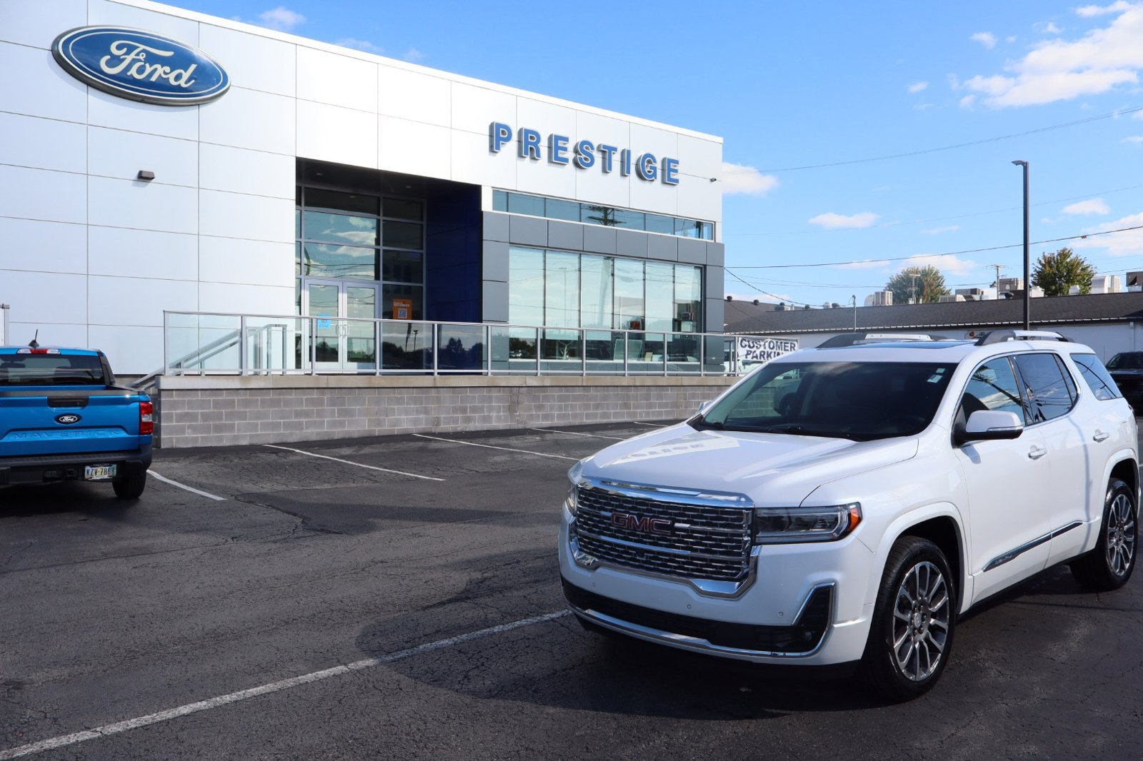 Used 2021 GMC Acadia Denali w/ Denali Ultimate Package AWD/4WD image 1
