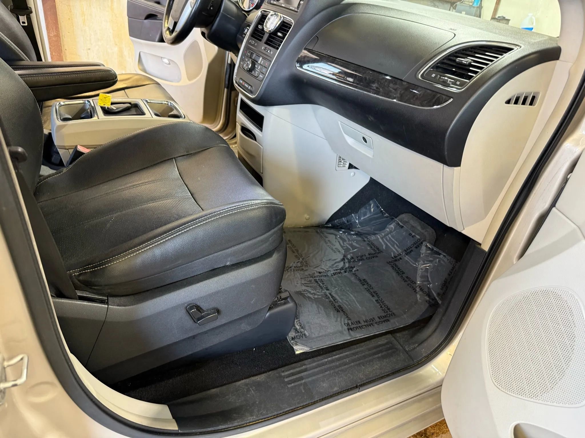 Used 2014 Chrysler Town & Country Touring-L w/ Driver Convenience Group image 22