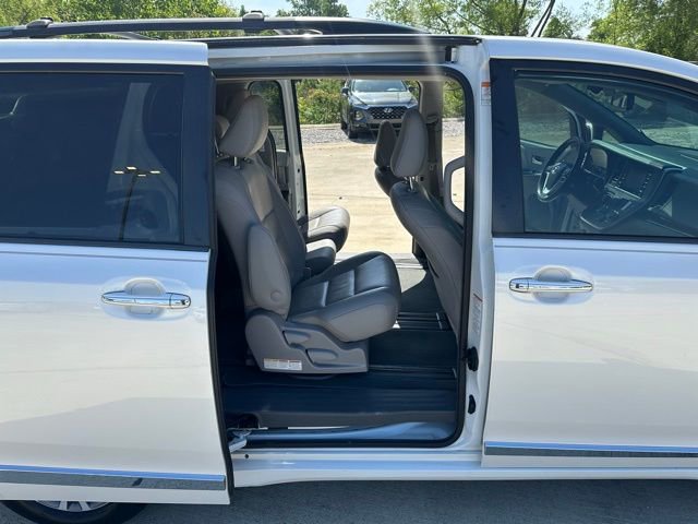 Used 2019 Toyota Sienna XLE w/ XLE Navigation Package FWD image 18