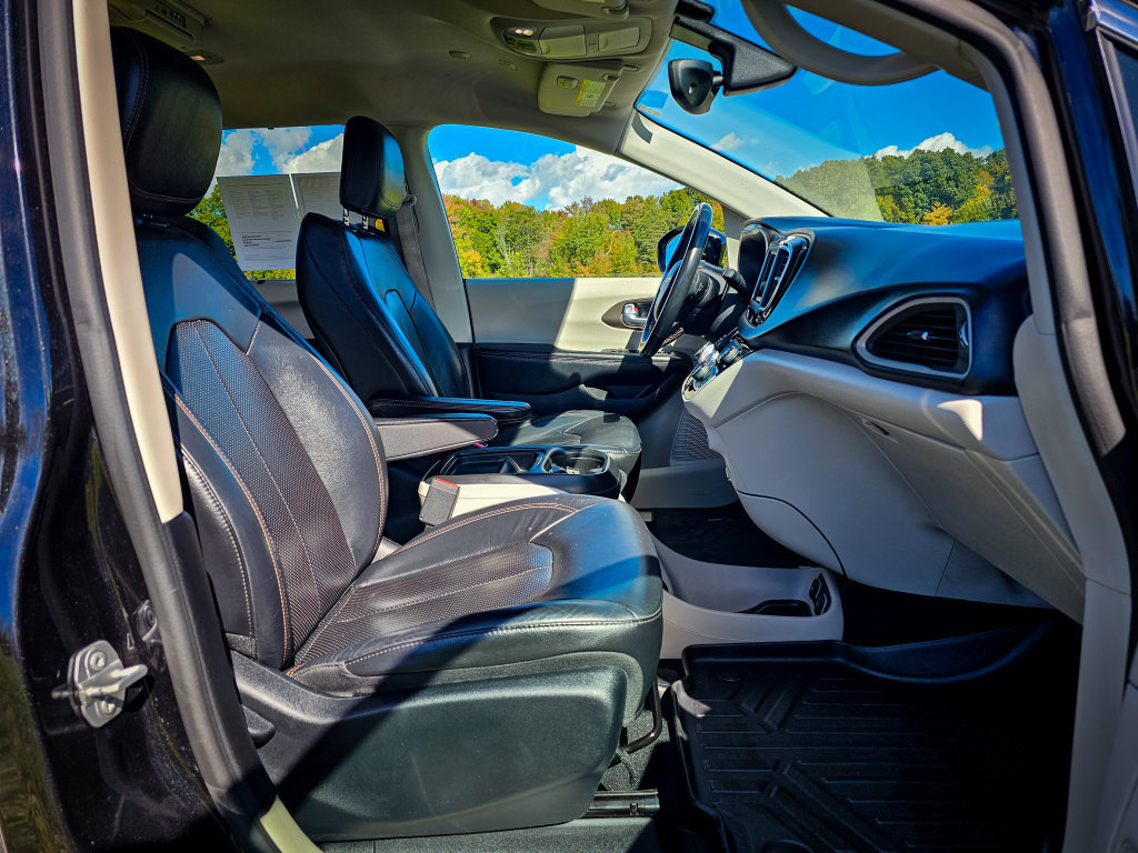 Used 2019 Chrysler Pacifica Touring-L FWD image 40