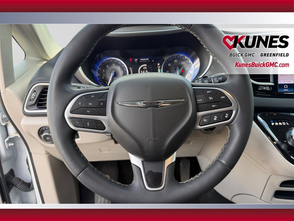 Used 2024 Chrysler Pacifica Touring-L FWD image 24