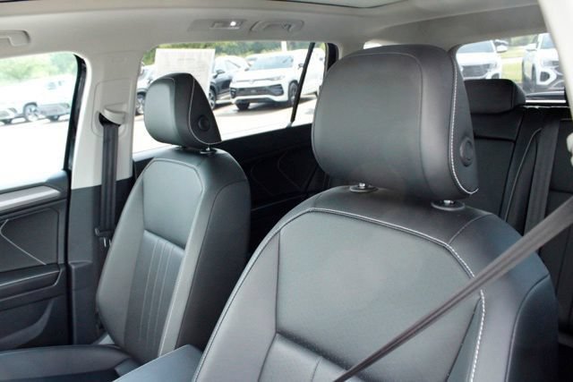 Used 2024 Volkswagen Tiguan SE w/ Panoramic Sunroof Package AWD/4WD image 12
