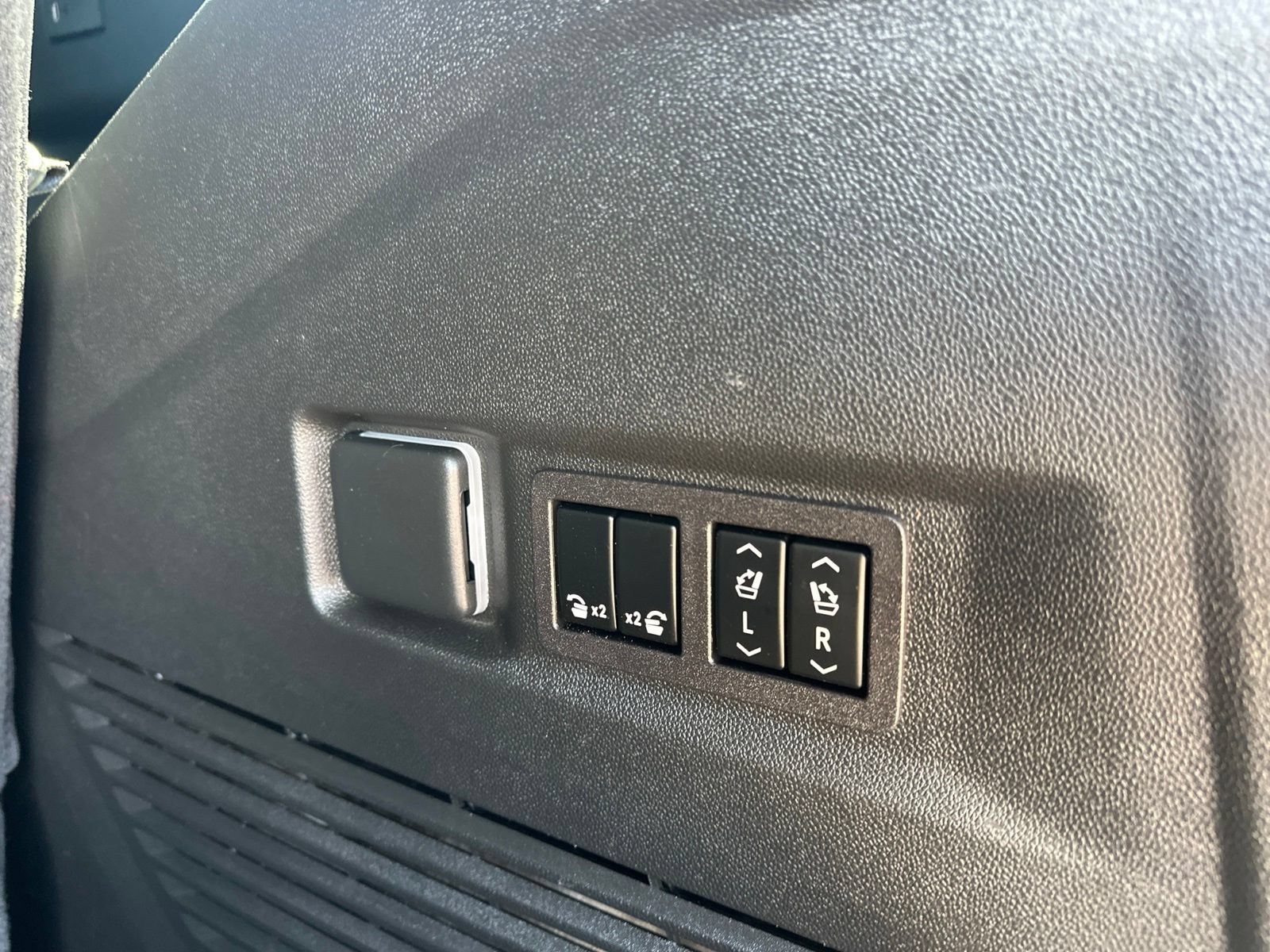 Used 2023 GMC Yukon Denali AWD/4WD image 33
