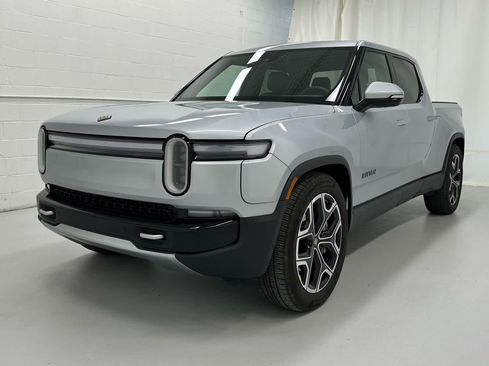 Used 2025 Rivian R1T Adventure Dual AWD/4WD image 4