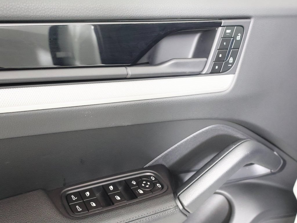 Certified 2025 Porsche Cayenne AWD/4WD image 19