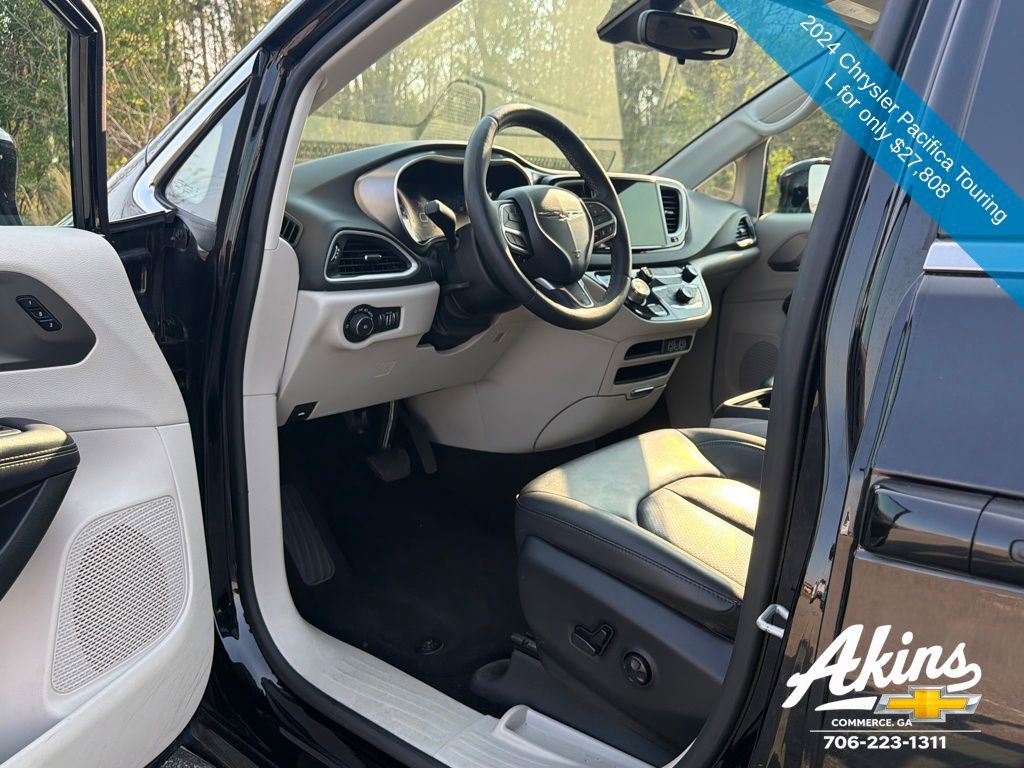 Used 2024 Chrysler Pacifica Touring-L image 13