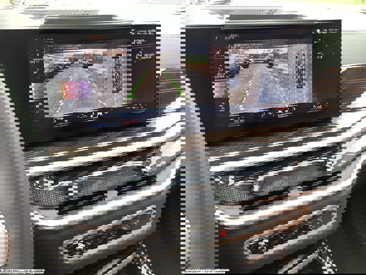 Used 2025 BMW X7 xDrive40i w/ M Sport Package image 9