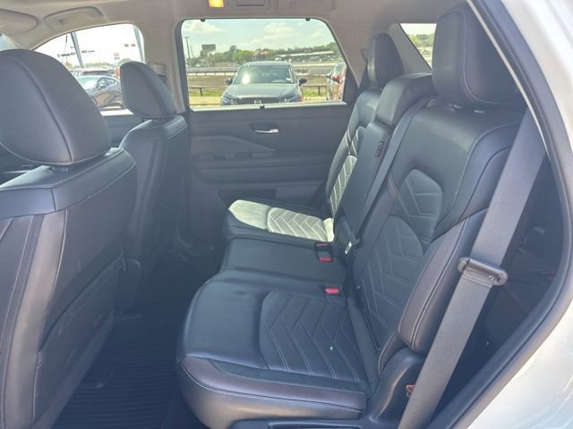 Used 2024 Nissan Pathfinder Platinum w/ Black Appearance Package image 8
