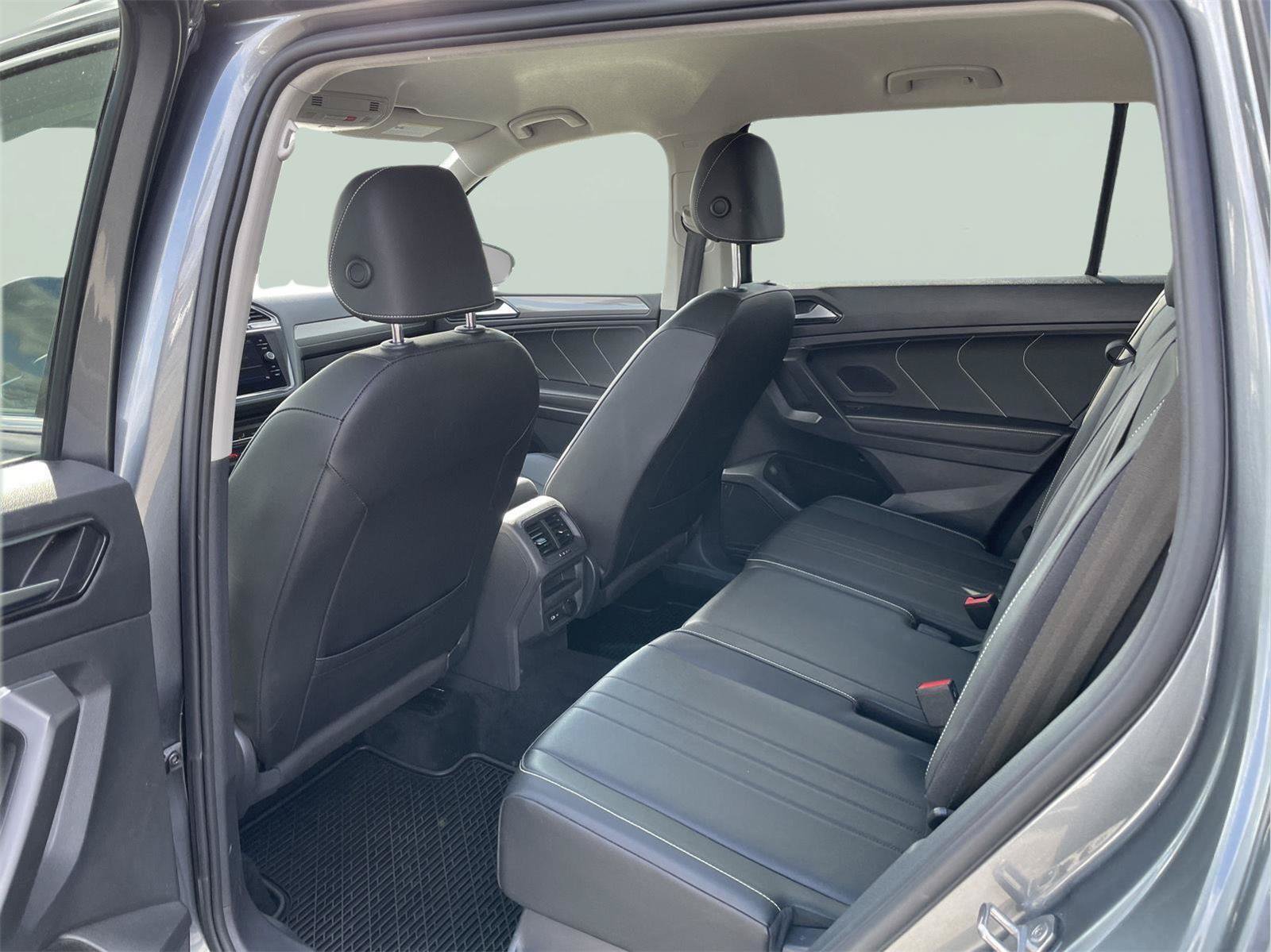 Used 2023 Volkswagen Tiguan SE AWD/4WD image 14