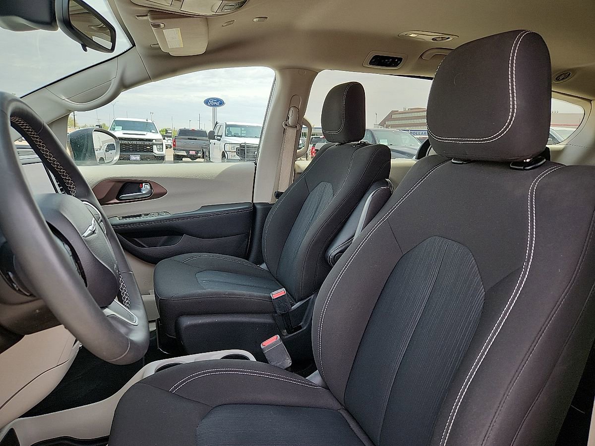 Used 2024 Chrysler Voyager LX image 7