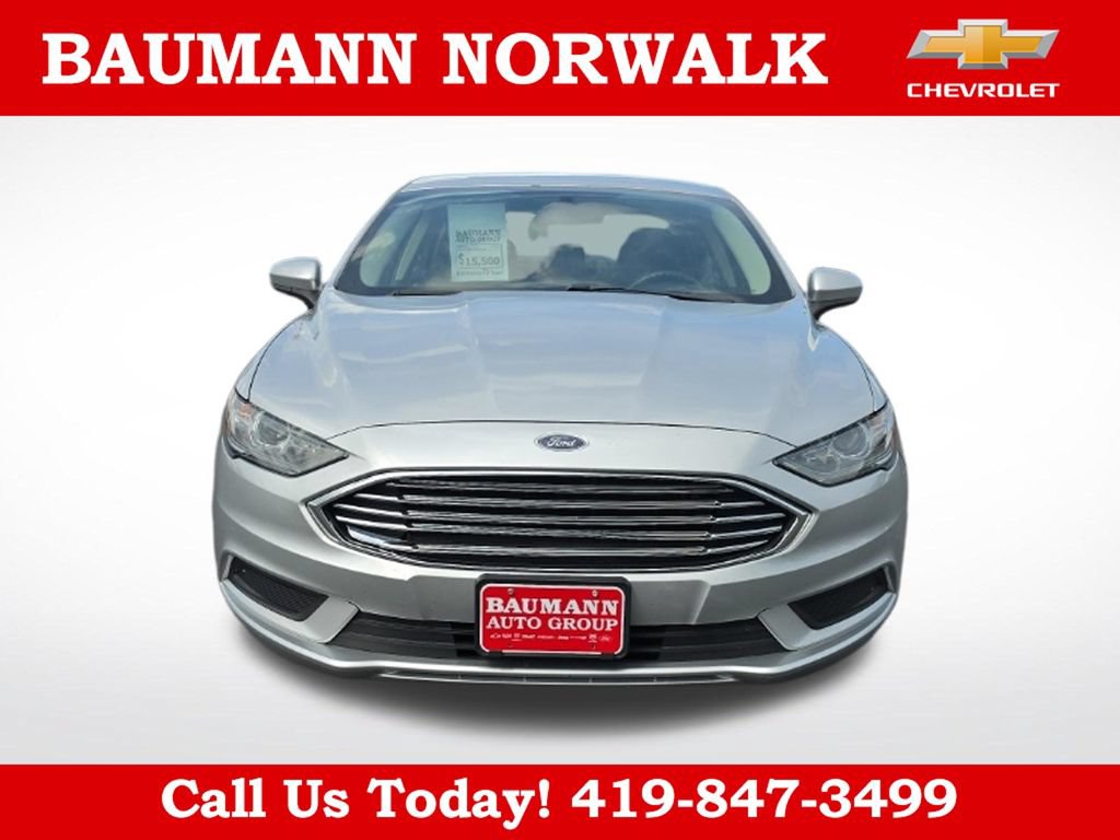 Used 2017 Ford Fusion SE w/ Fusion SE Technology Package FWD image 2