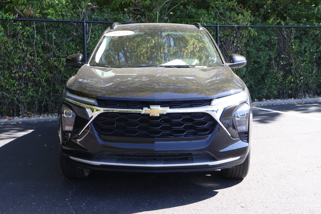 Used 2025 Chevrolet Trax LT FWD image 2