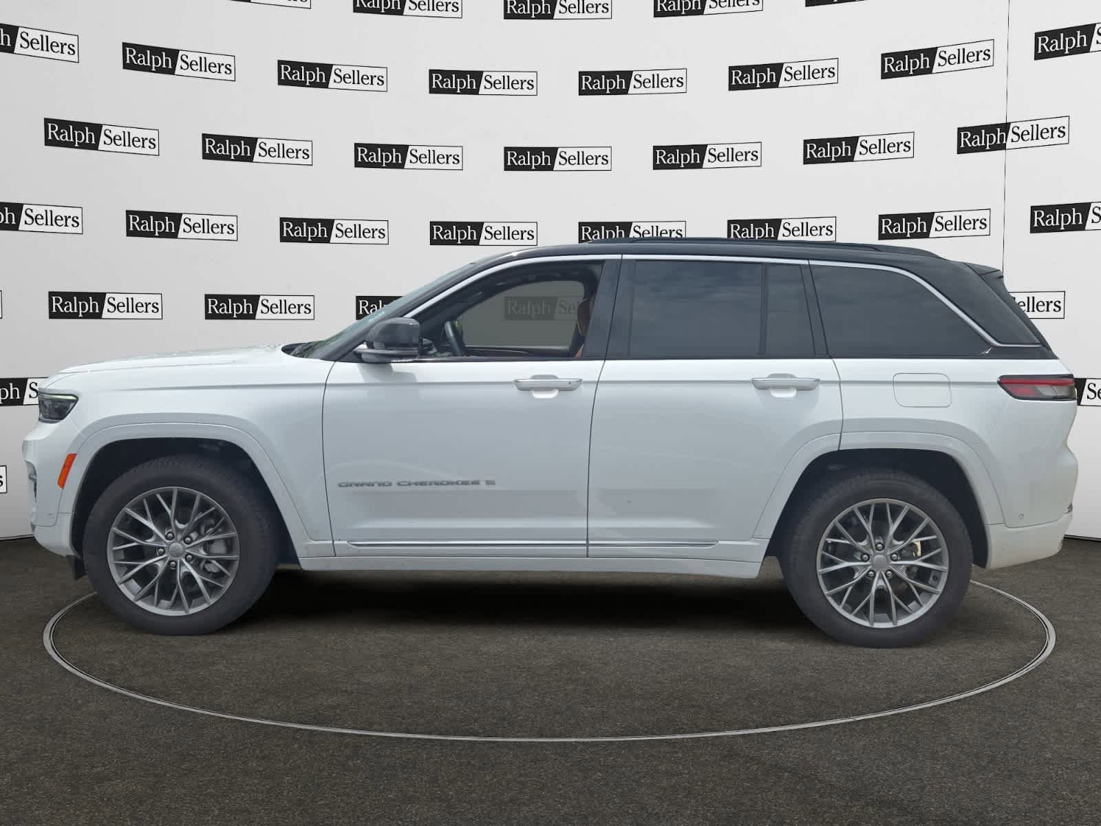 Used 2025 Jeep Grand Cherokee Summit AWD/4WD image 3