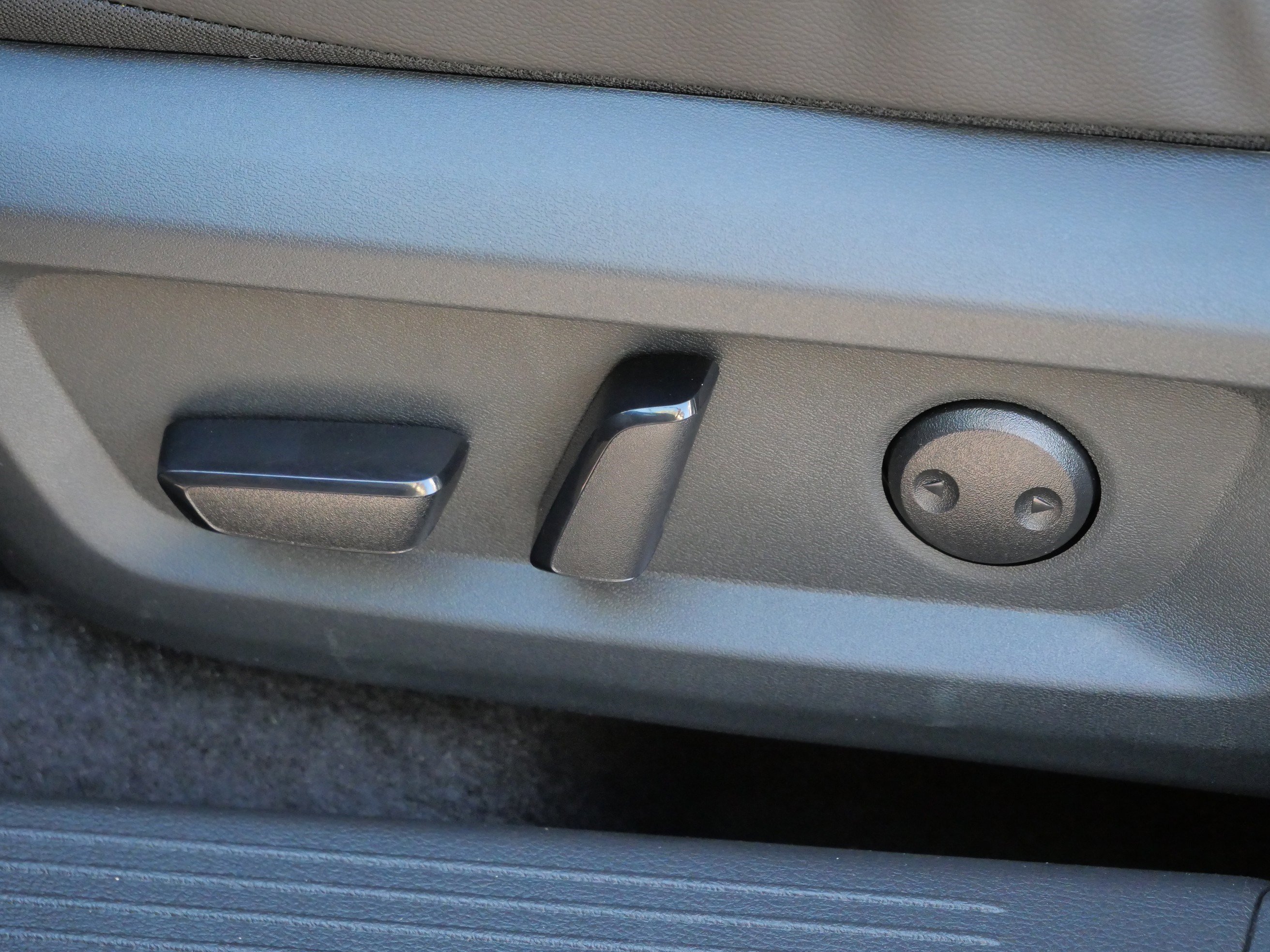 Used 2025 Nissan Rogue SV image 18