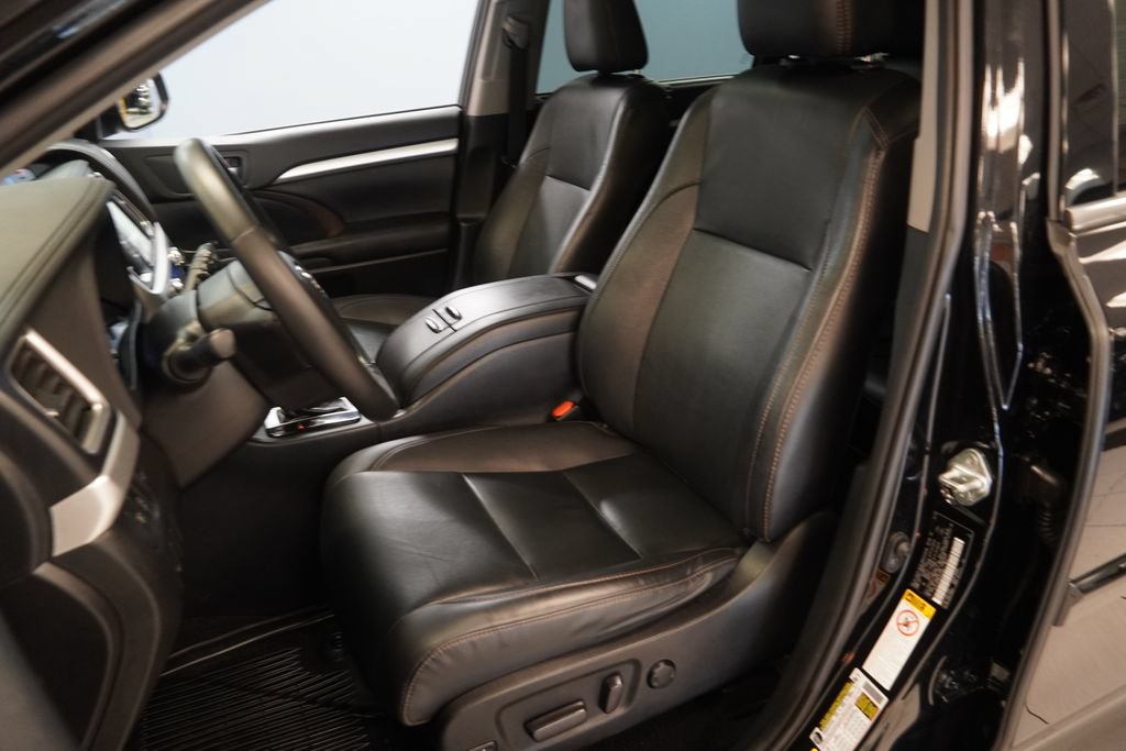 Used 2019 Toyota Highlander XLE AWD/4WD image 3