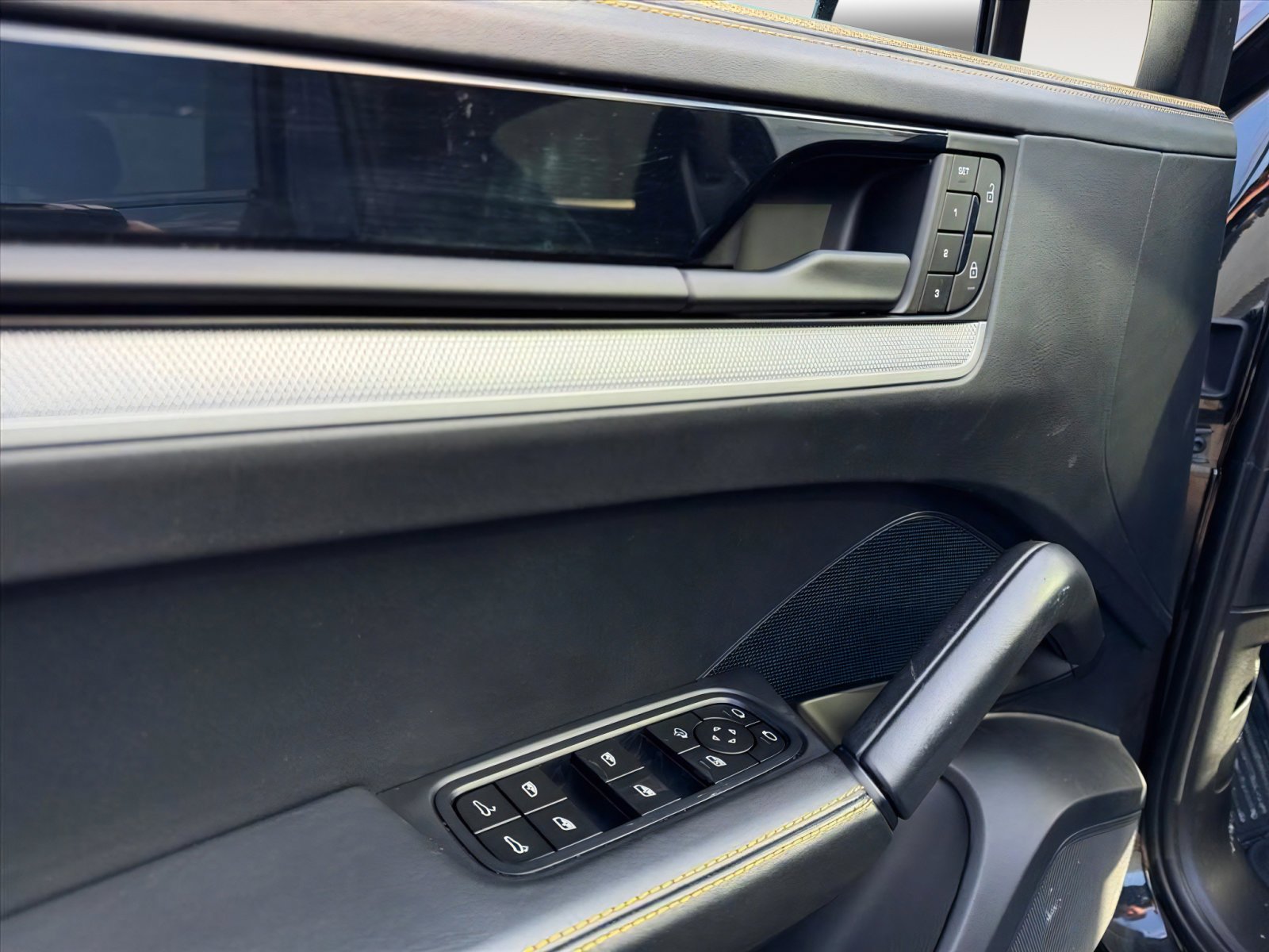 Used 2024 Porsche Cayenne Coupe AWD/4WD image 9