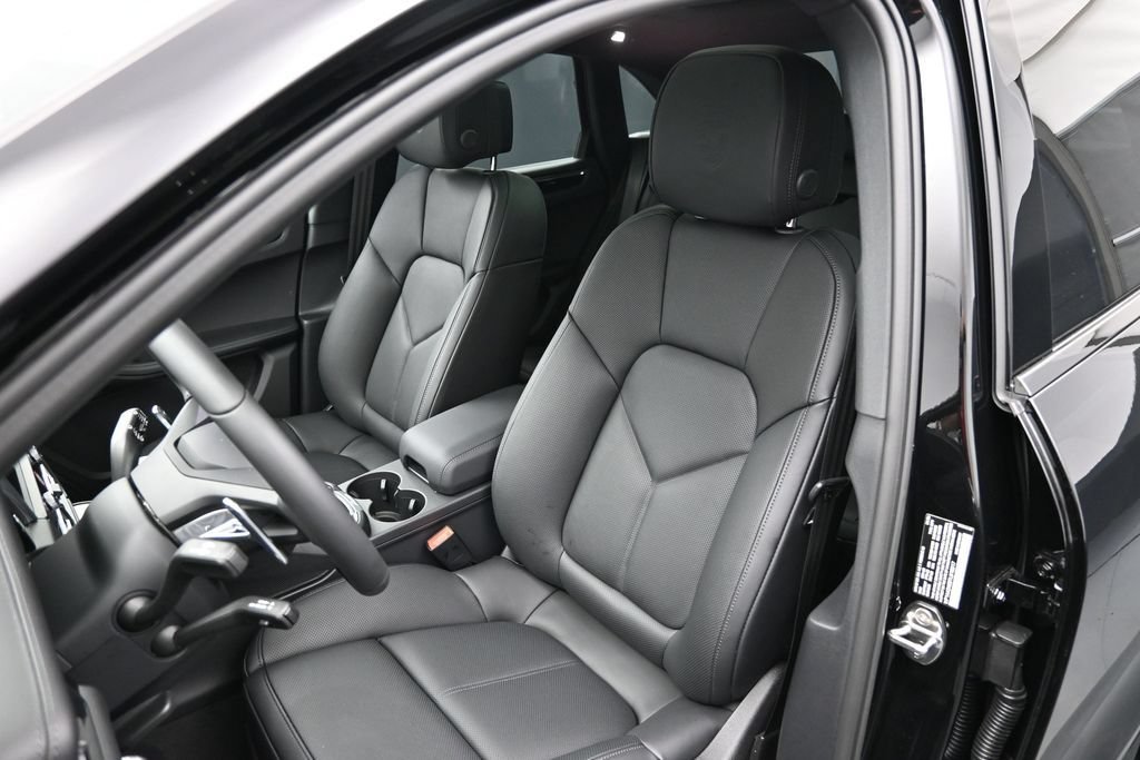 New 2026 Porsche Macan AWD/4WD image 5