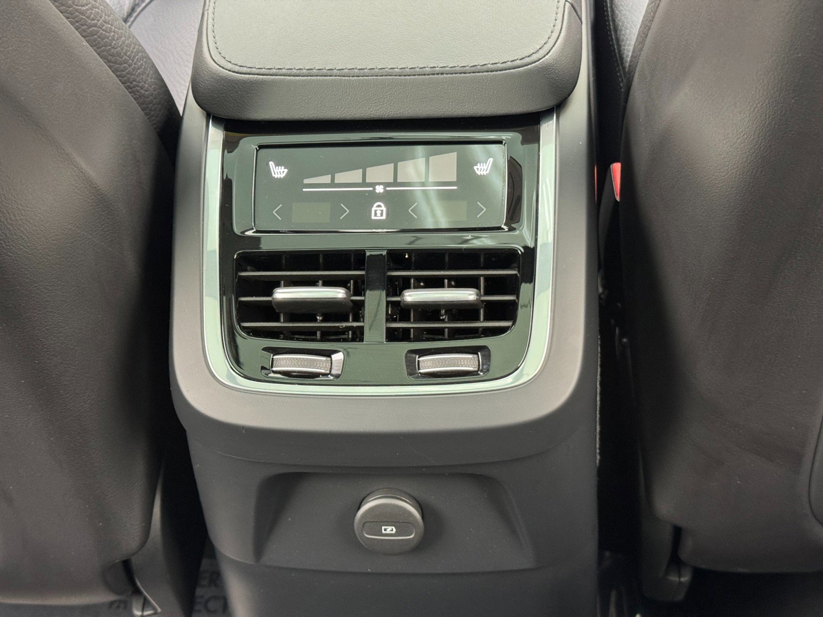 Used 2024 Volvo XC90 T8 Plus w/ Protection Package Premier image 35