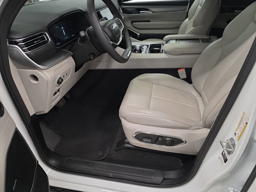 Used 2025 Jeep Wagoneer L 4WD image 13