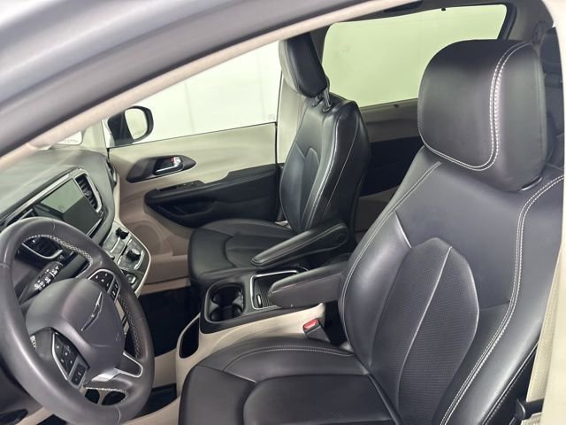 Used 2023 Chrysler Pacifica Touring-L image 32