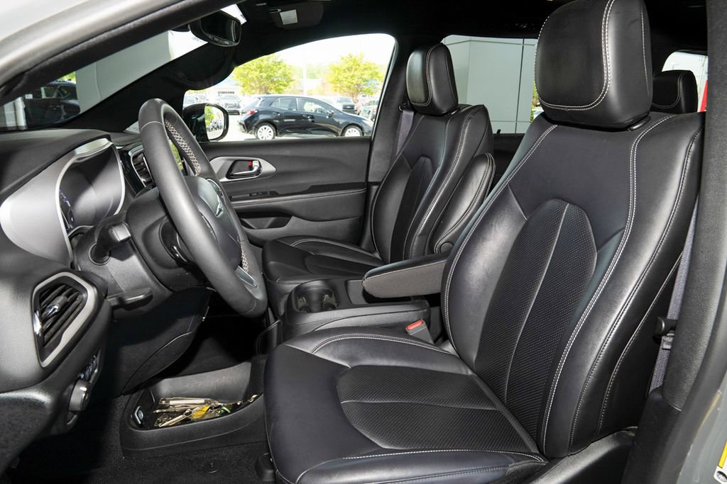 Used 2025 Chrysler Pacifica Select image 11