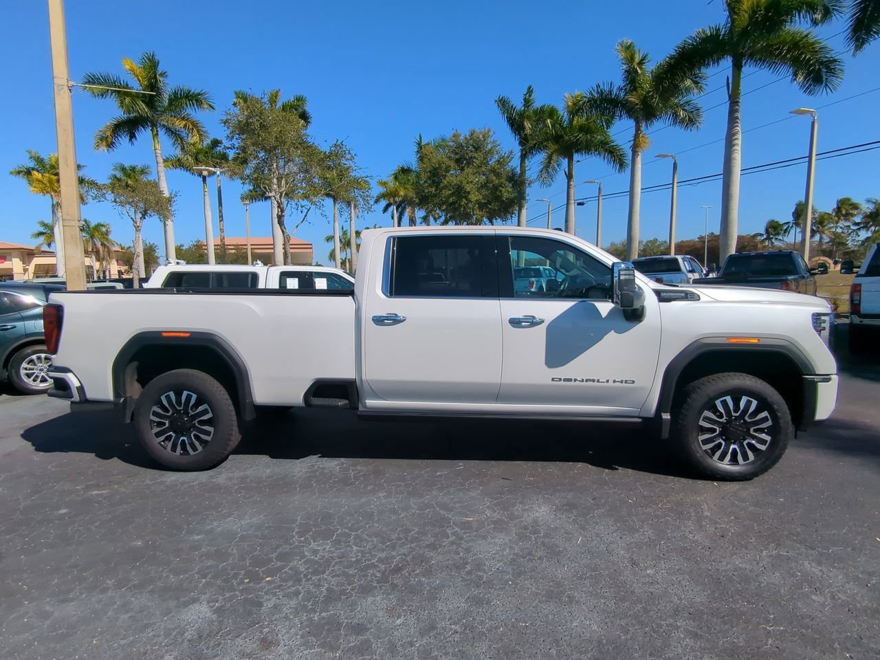 Used 2024 GMC Sierra 3500 Denali Ultimate AWD/4WD image 3