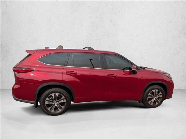 Used 2021 Toyota Highlander XLE AWD/4WD image 4