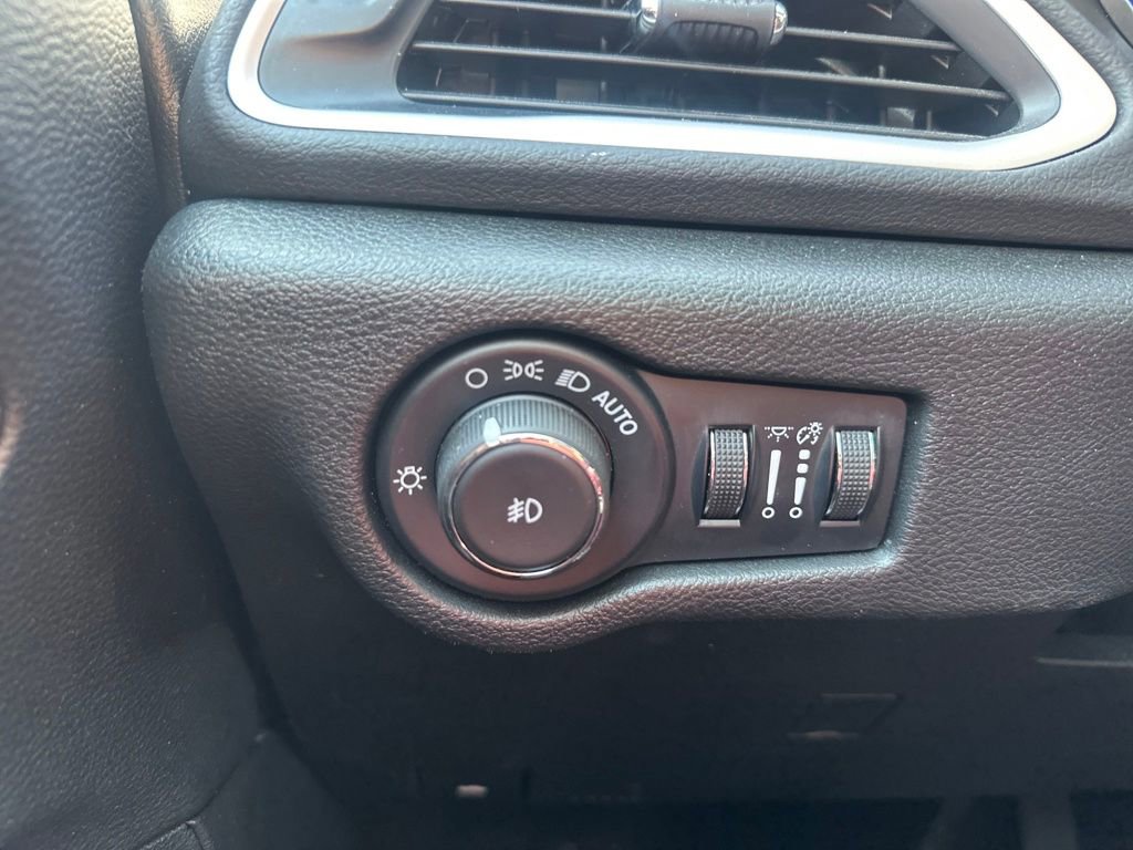 Used 2025 Chrysler Pacifica Select image 41