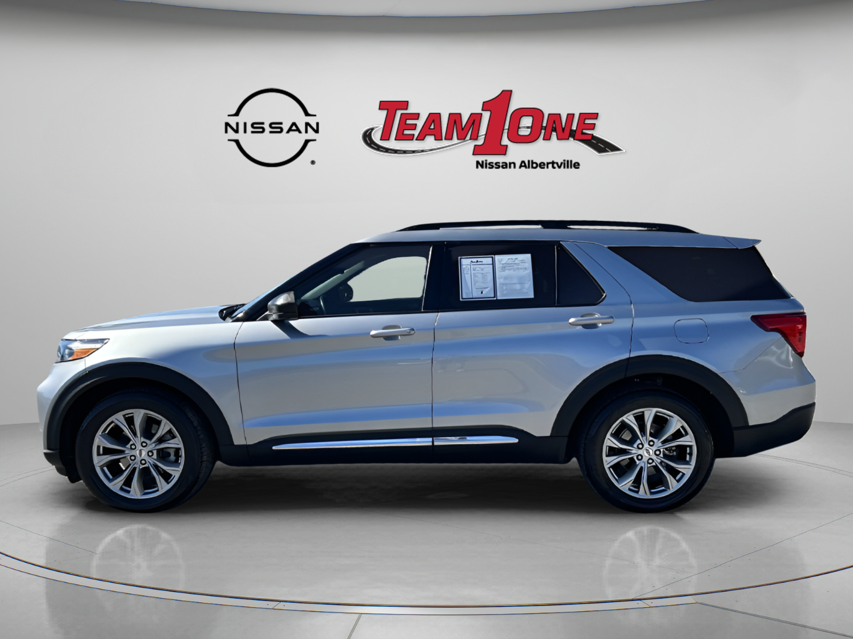 Used 2023 Ford Explorer XLT w/ Equipment Group 202A RWD image 5